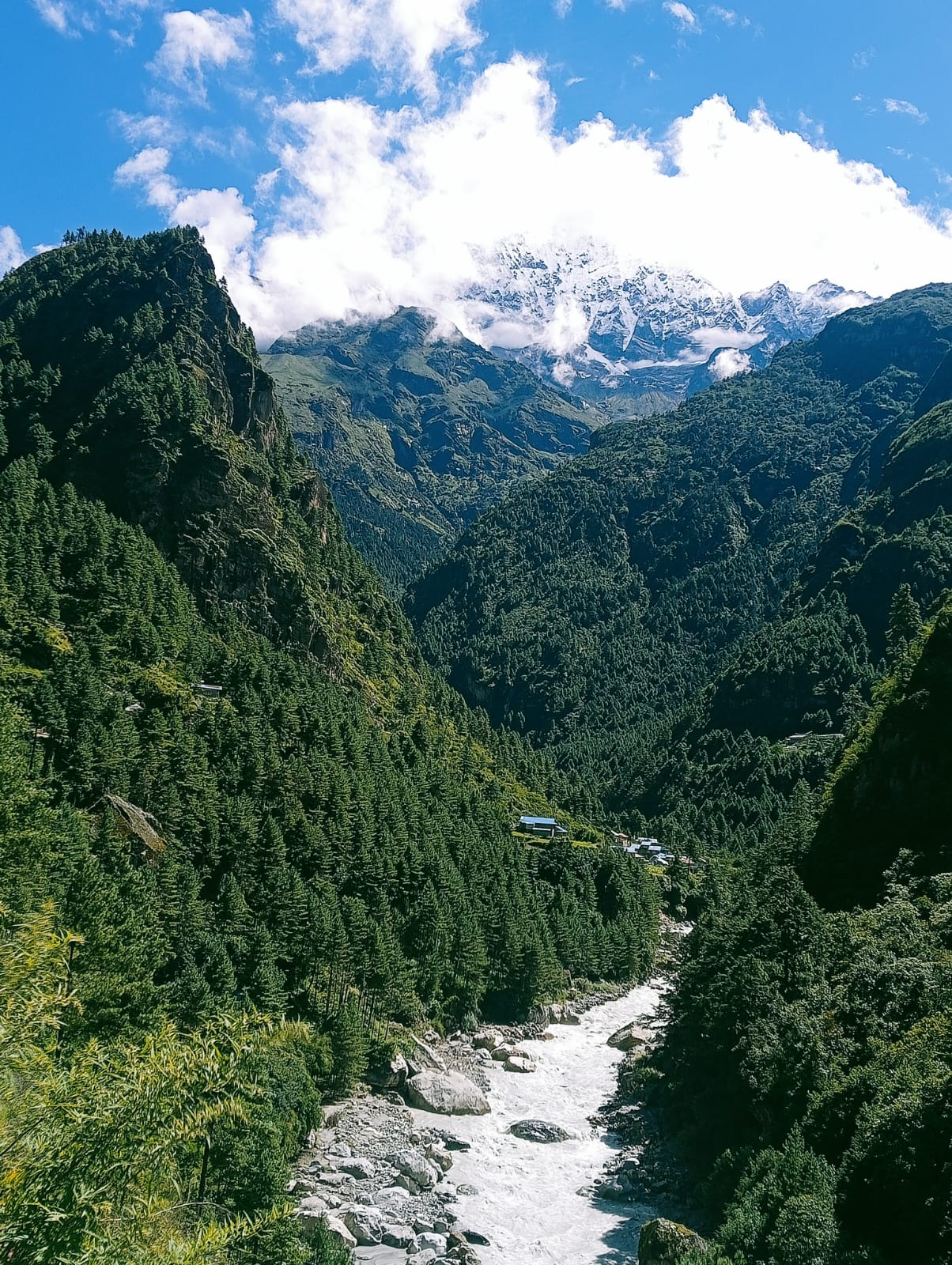 Phakding village trail on the way to Monjo